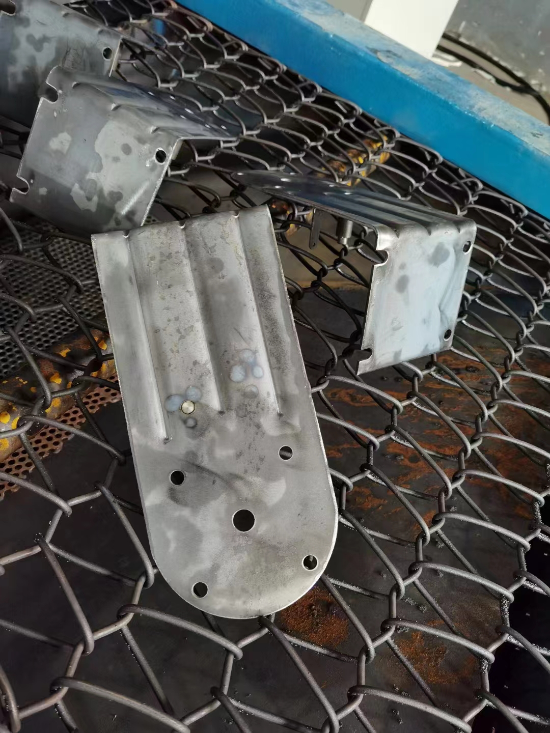 壓鑄鋁網(wǎng)帶式拋丸機